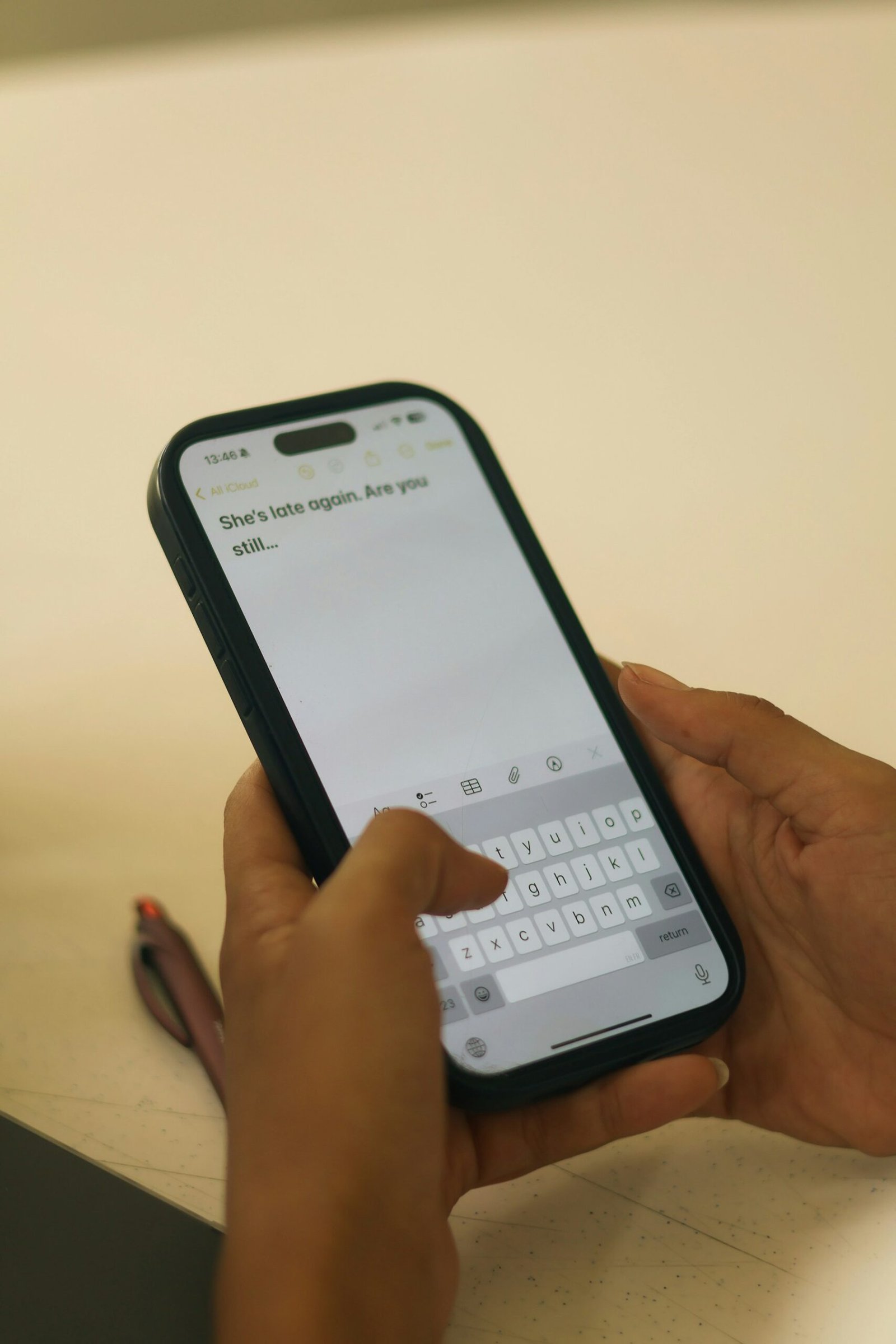 “Maya, she does that”: noticing syntax in deaf people’s messages